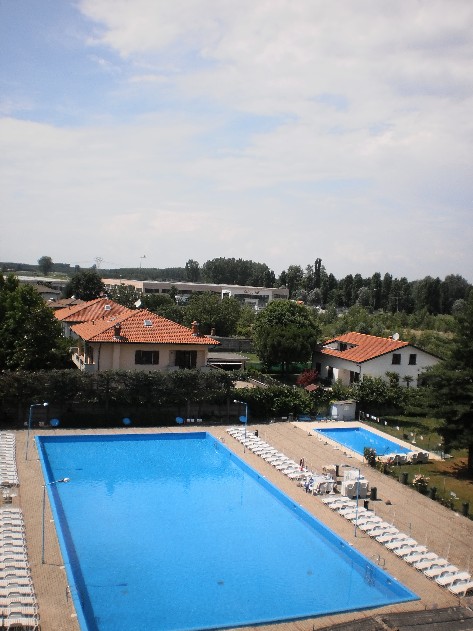 Vista dall’alto delle due piscine e del solarium di Piscine Sudan