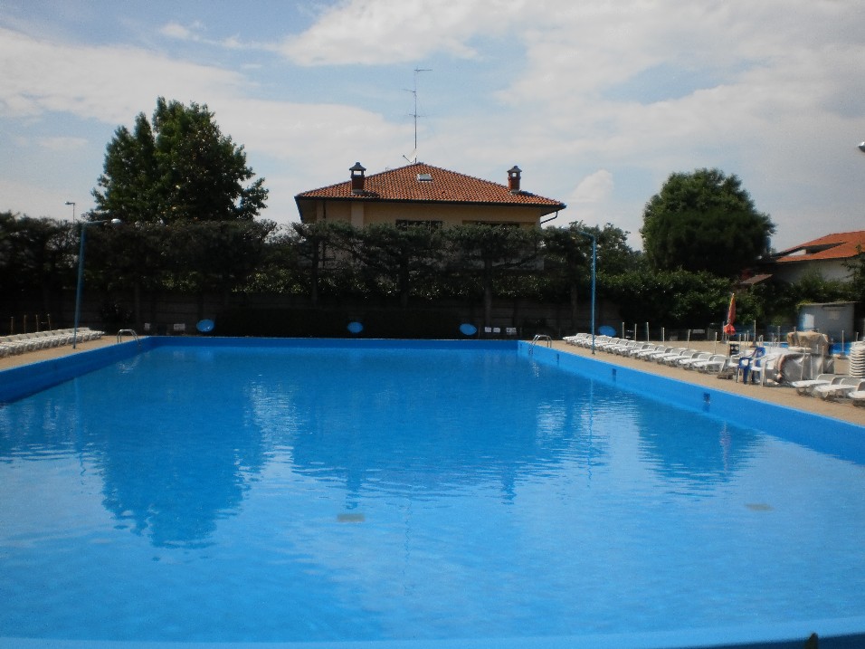 Vista frontale della piscina principale con gli edifici sullo sfondo
