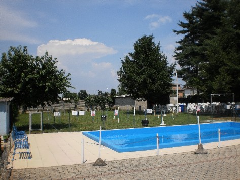 Vasca più piccola con il prato sullo sfondo