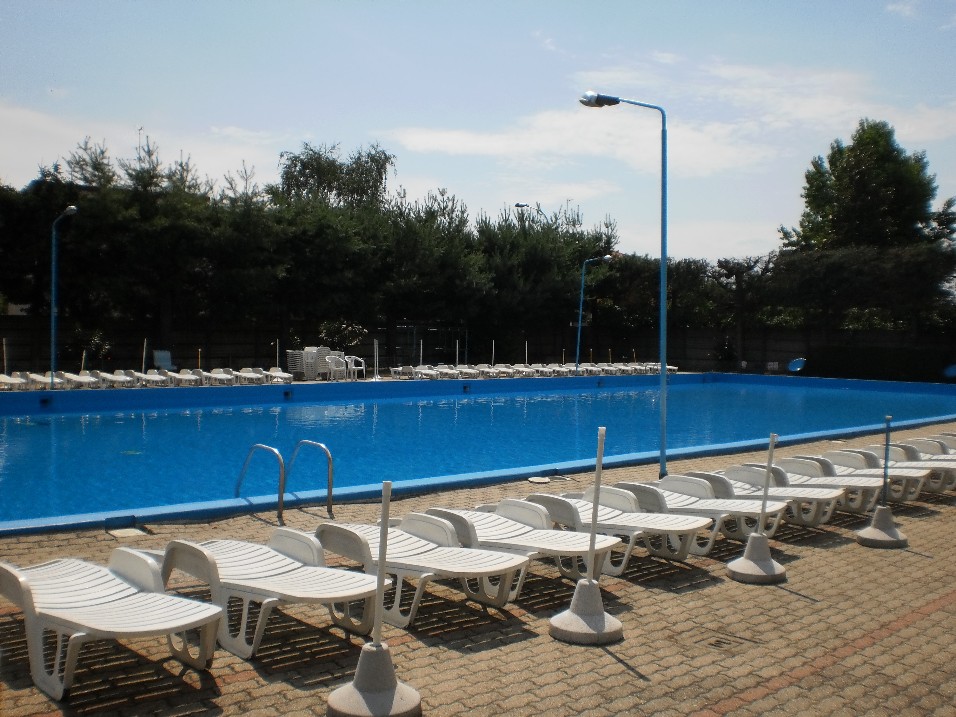 Piscina principale con una fila di lettini lungo il bordo